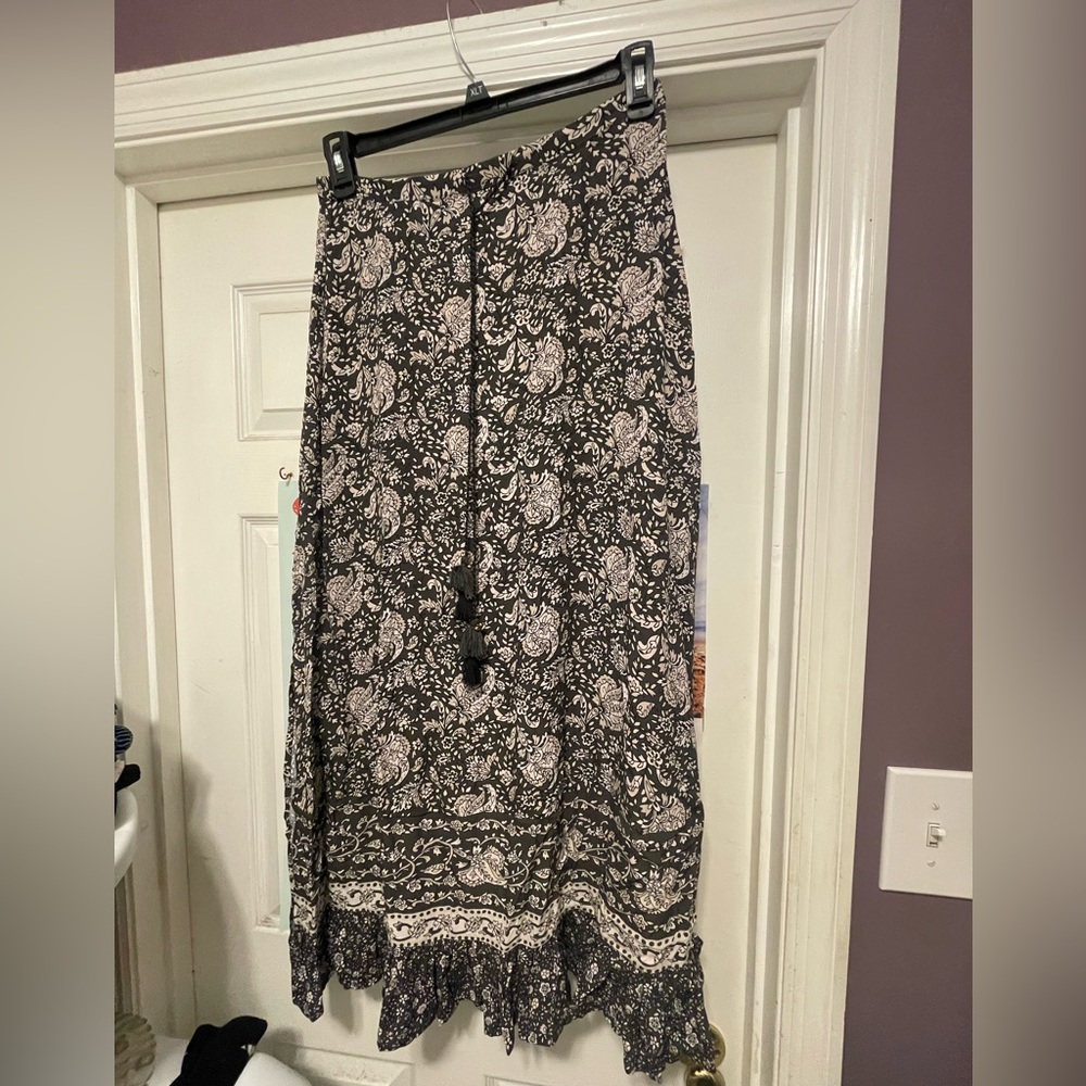SPELL Little Bird Maxi Skirt size L
OPEN TO TRADES 😊